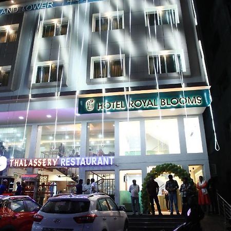 Hotel Royal Blooms บังกาลอร์ ภายนอก รูปภาพ