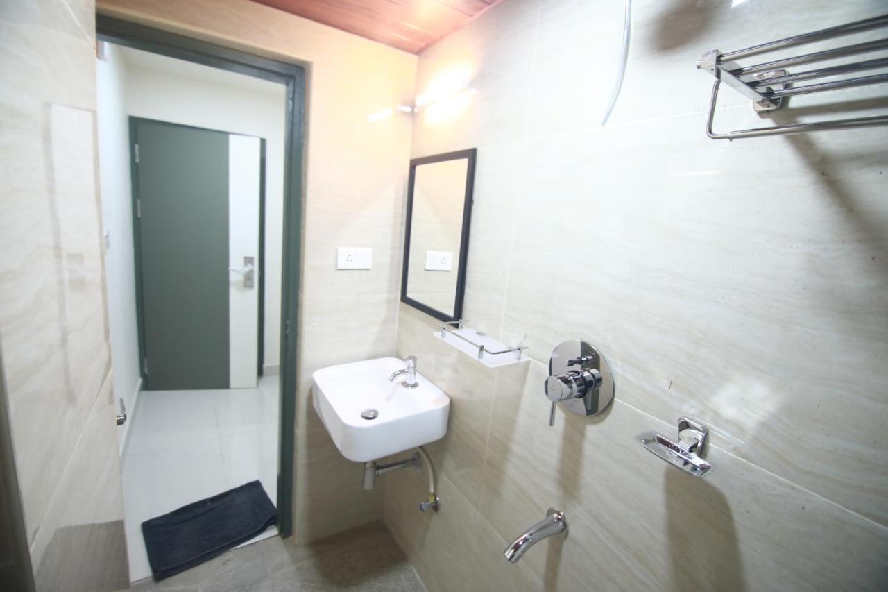 Hotel Royal Blooms บังกาลอร์ ภายนอก รูปภาพ