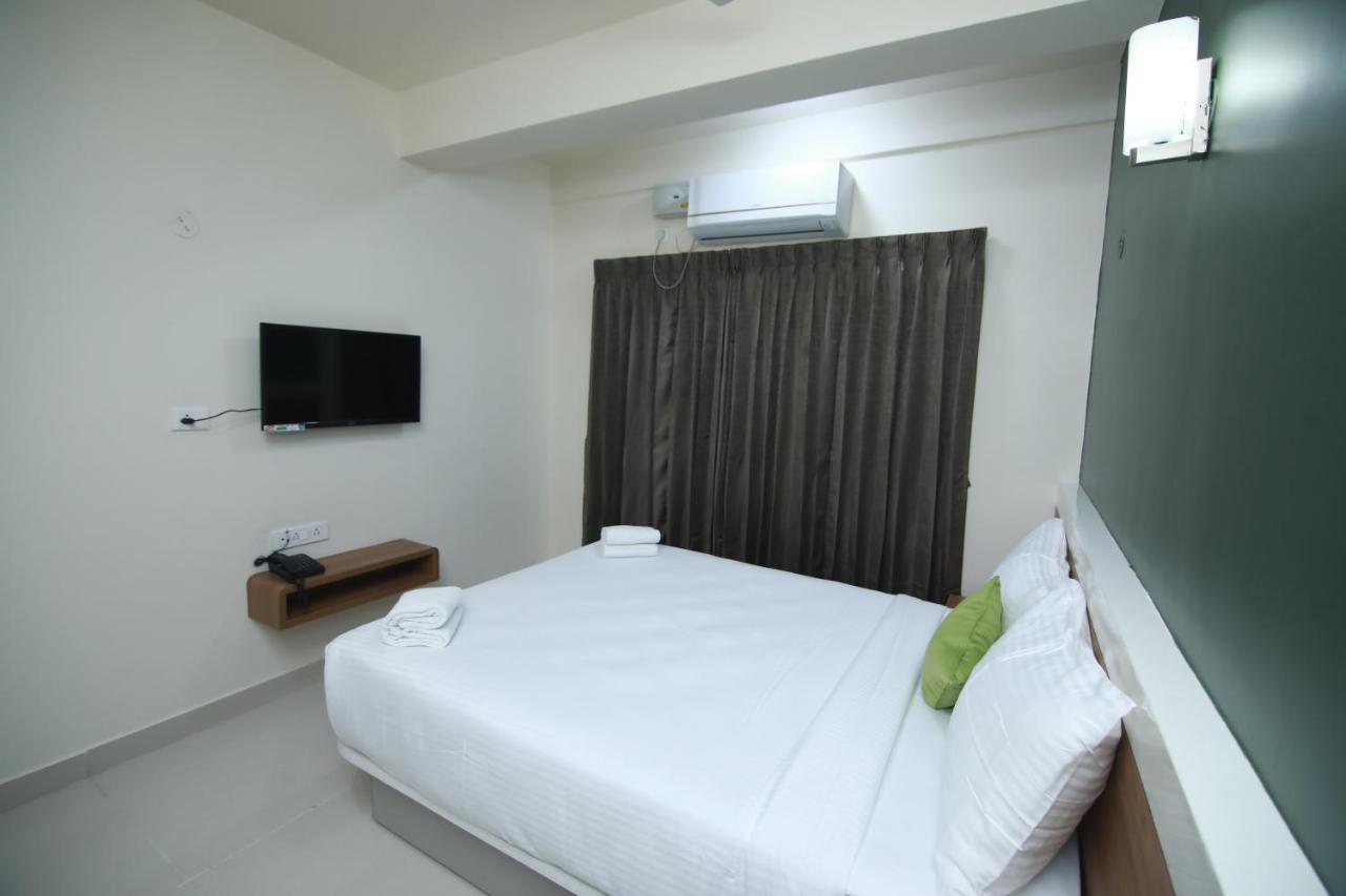 Hotel Royal Blooms บังกาลอร์ ภายนอก รูปภาพ