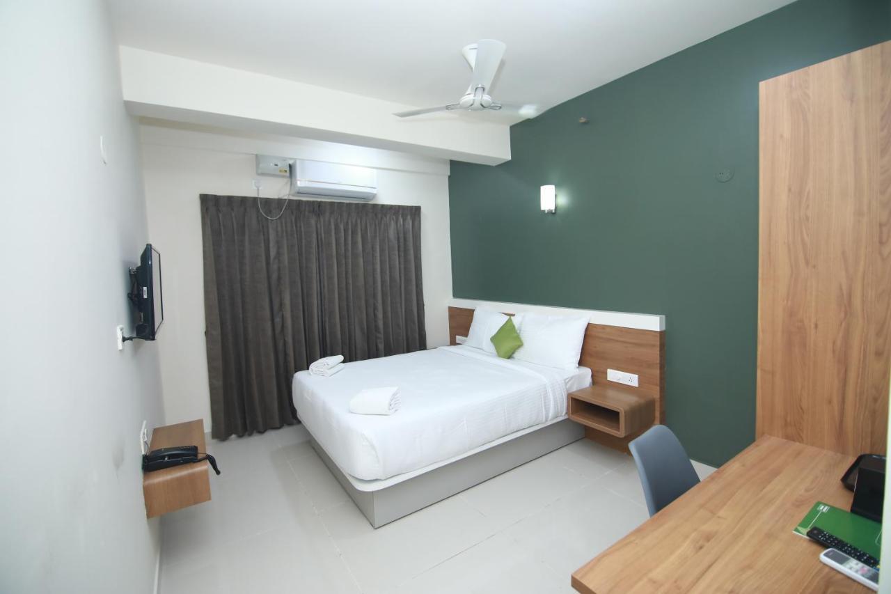 Hotel Royal Blooms บังกาลอร์ ภายนอก รูปภาพ