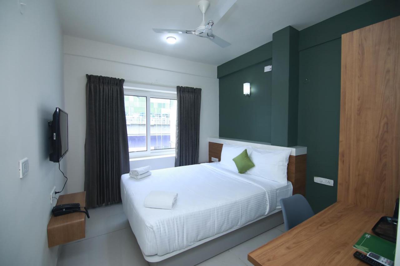 Hotel Royal Blooms บังกาลอร์ ภายนอก รูปภาพ