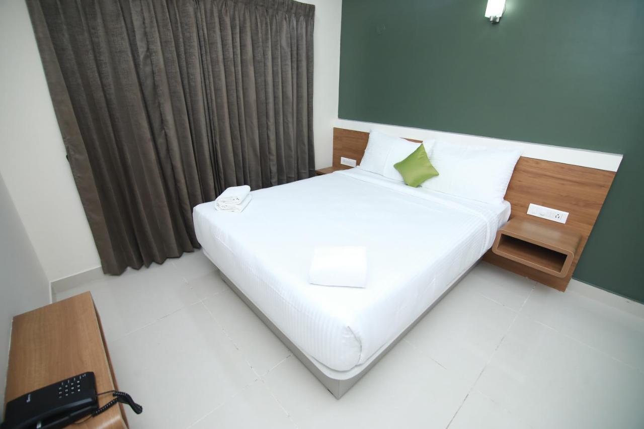 Hotel Royal Blooms บังกาลอร์ ภายนอก รูปภาพ