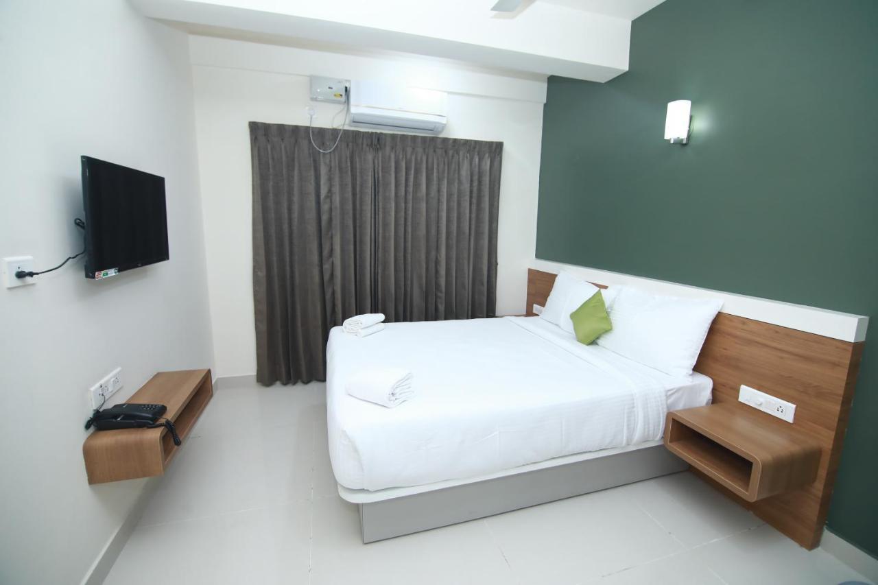 Hotel Royal Blooms บังกาลอร์ ภายนอก รูปภาพ