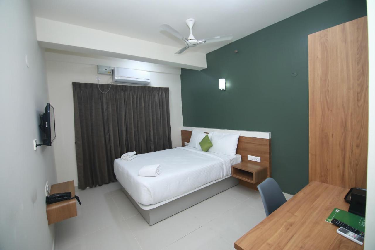 Hotel Royal Blooms บังกาลอร์ ภายนอก รูปภาพ