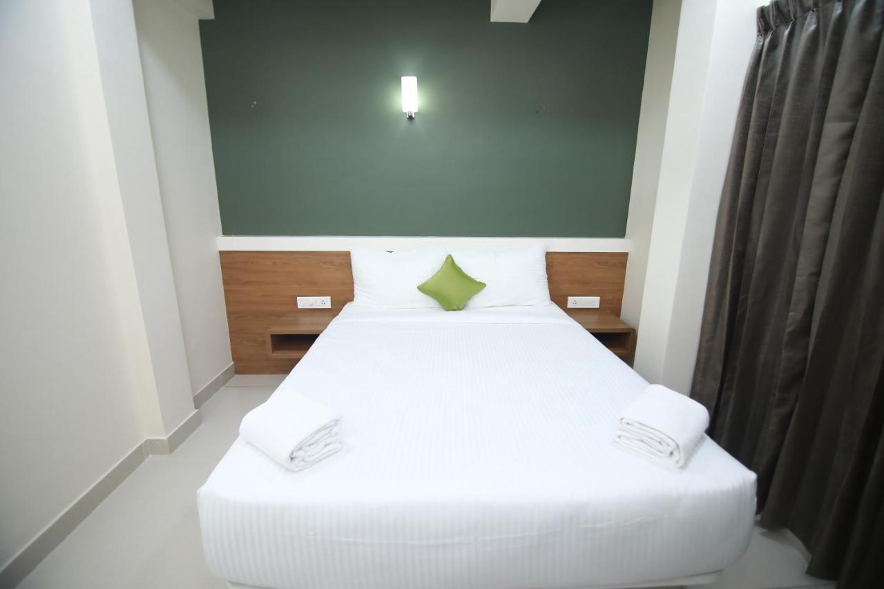 Hotel Royal Blooms บังกาลอร์ ภายนอก รูปภาพ